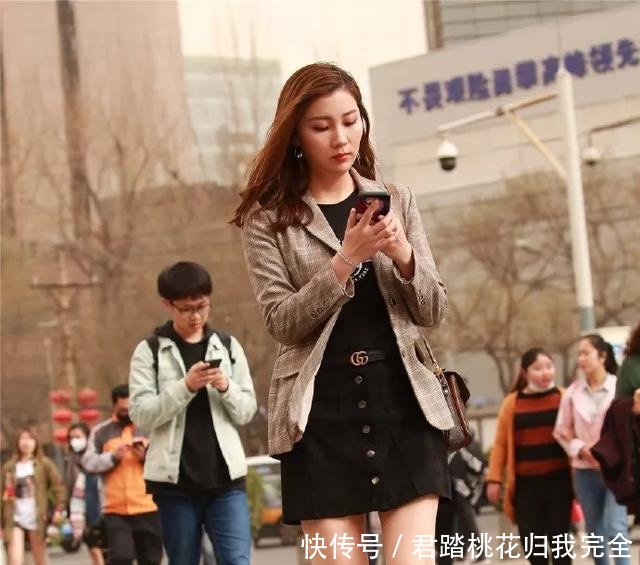  「身上穿着一」一双优雅的尖头高跟鞋，清新的色调，让她走路的姿态显得更加迷人