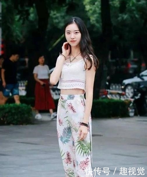 漂亮:时尚街拍街上的时尚漂亮的小姐姐,牛仔裤一样可以很美