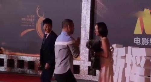 尴尬!王珞丹红毯被求婚，身穿白裙，好像婚纱!