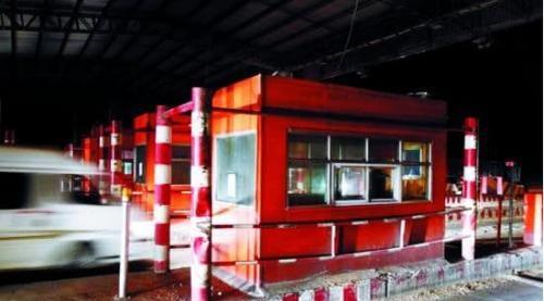 高速收费员底薪2000多，为何还是不辞职？网友：人家不傻