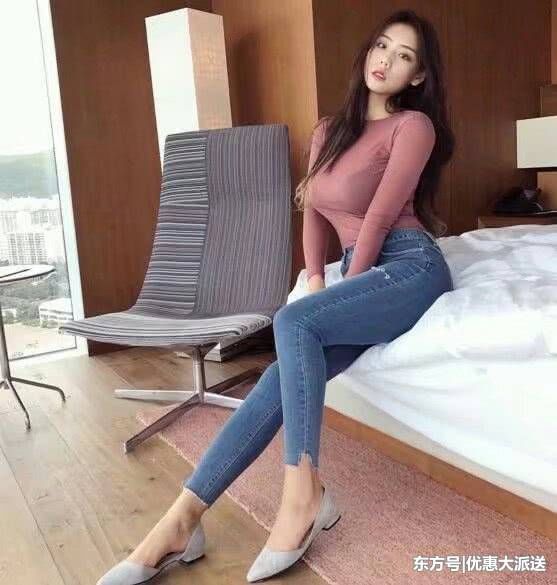 牛仔裤把傲人的美秀出来，一字肩的设计，迷人的锁骨很惹人眼球