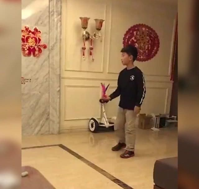  家里■小萌娃蹲在家里踢毽子因“技艺高超”爆红，网民：这怕是拆家级別的水准