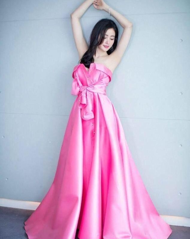 张天爱和刘亦菲同穿粉色礼服,张天爱胸前故意开叉,结果却惨败