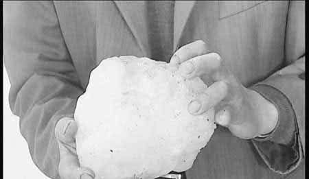 云南晴天突降“冰雹”！甚至超过几十斤！或许是不祥预兆