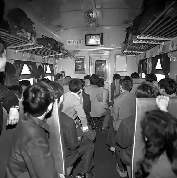 80年代火车上老照片, 还有多少人记得那时候坐火车什么样