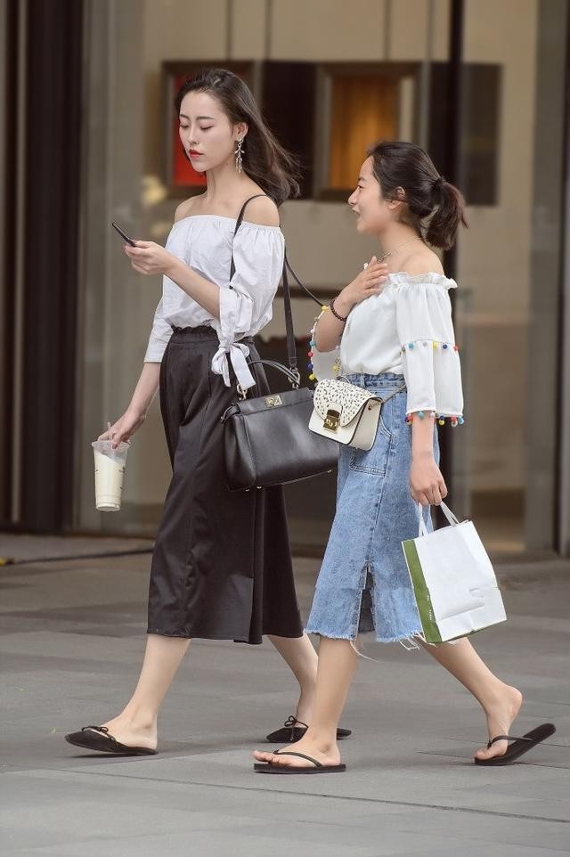 街拍：穿着性感白皙的苗条小姐姐，休闲时尚给人清爽清纯的感觉！