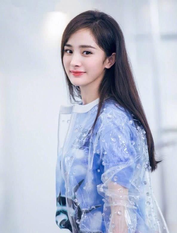 杨幂三万五塑料雨衣，两万透明包包，网友：贫穷限制了我的想象！