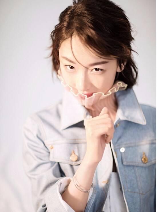 周冬雨出席活动，身穿针织衫短裤，整体造型非常清纯可爱