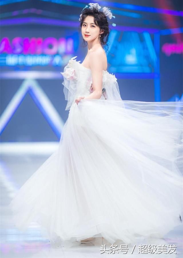 黄婷婷穿T恤裙现机场，居然在腰套了条牛仔短裤，网友：彻底服了