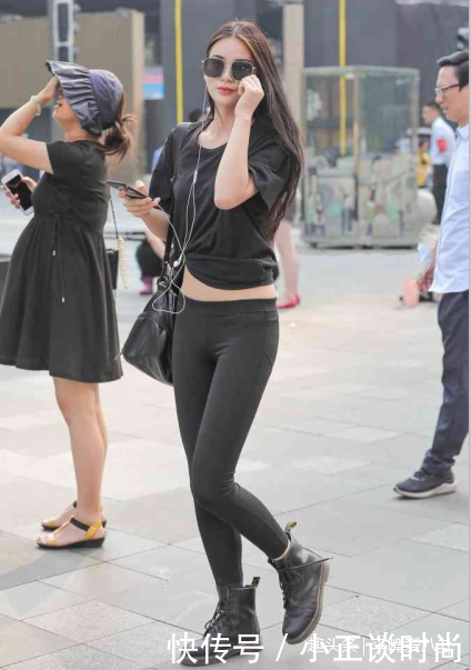 街拍,高个子外国美女穿着时尚,尽显身材高挑,撩发动作很迷人!