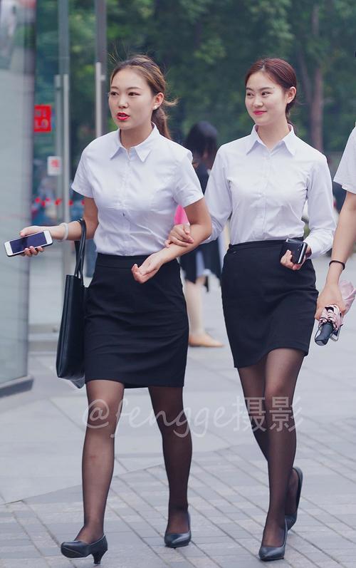 街拍：手挽手的两个美女，OL范配黑丝，还真是不多见