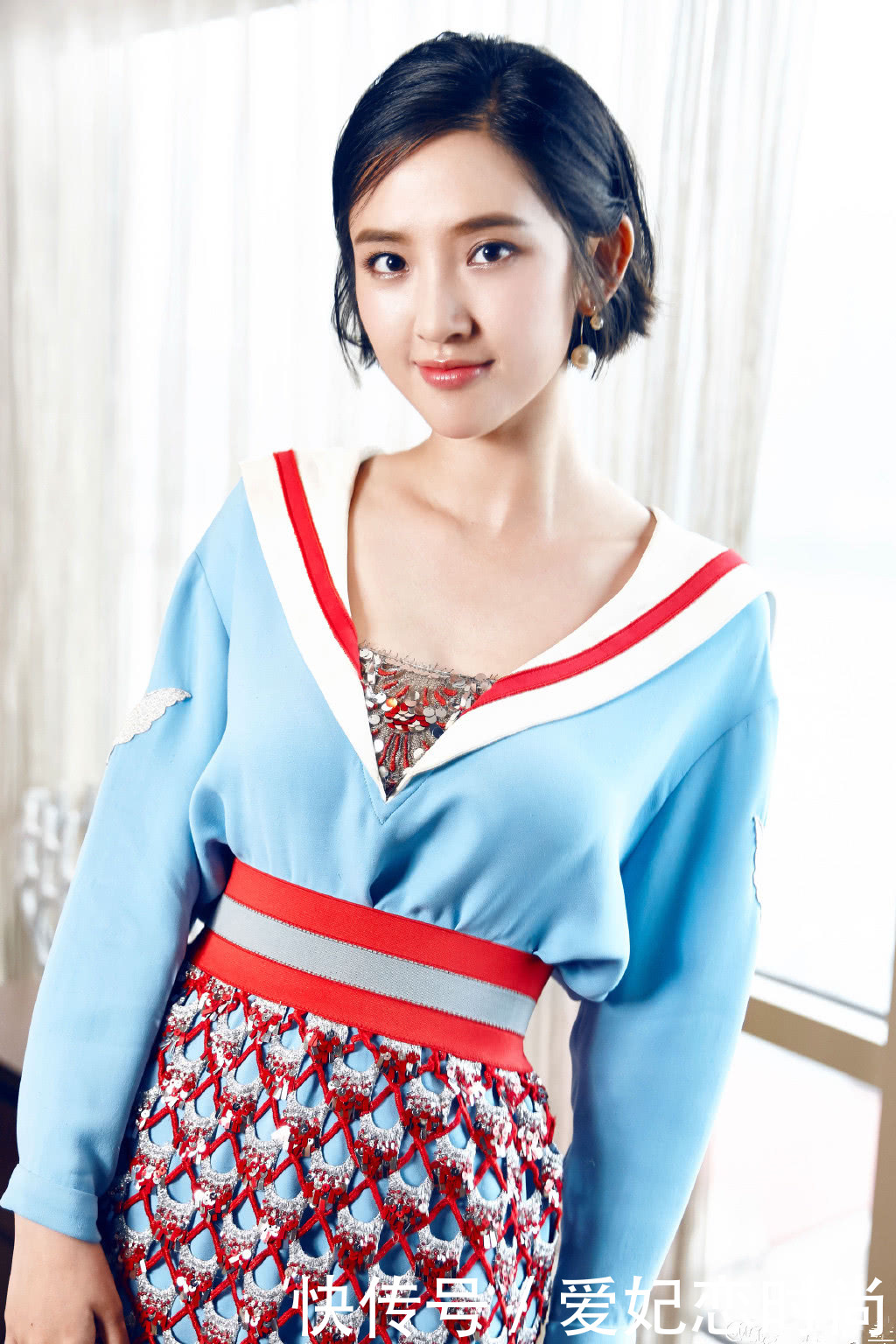 唐艺昕惊艳了！易拉罐半身裙也能穿得这么美，网友：张若昀好福气