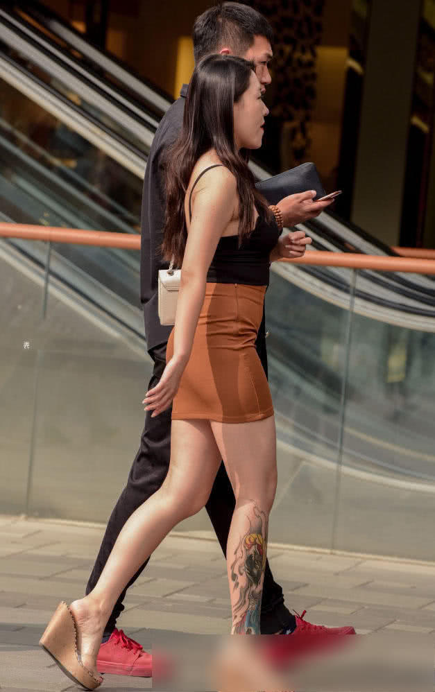 时尚女郎吊带小背心紧绷傲人上围，丰满的翘臀肉肉的很有弹性