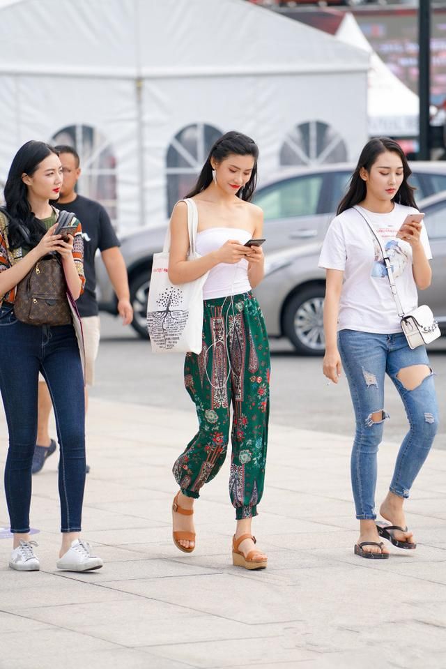 路人街拍，就算是美艳如花，也需要漂亮的衣服来衬托!