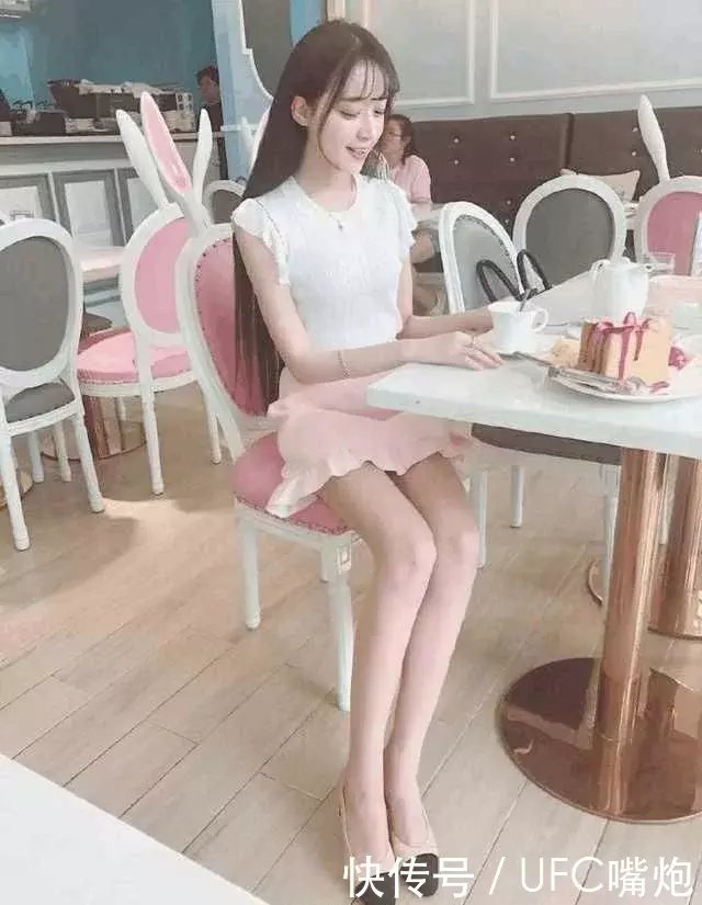 街拍美女：朝气蓬勃的空姐，与你零距离接触