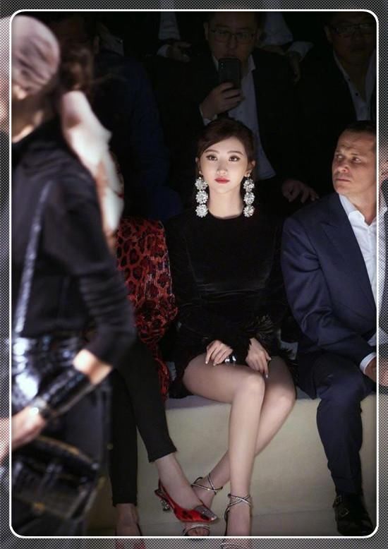 景甜坐姿真高明！双腿夹的没有一丝缝隙，网友：张继科太不称职了