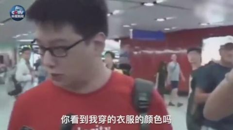 内地游客在港遭激进示威者围攻面对陷阱提问，他说：你看到我衣服