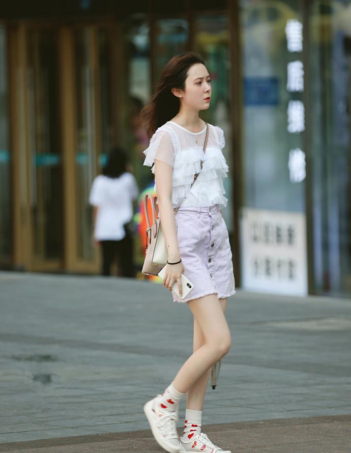 路人街拍,小姐姐身穿一身白色长裙,非常的唯美性感