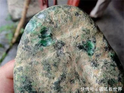 「大叔」农民大叔深山挖出块石头坚称是翡翠，不小心磕掉一块，