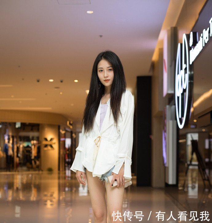 路人街拍模特身材的小姐姐，修长性感的美腿有一米八