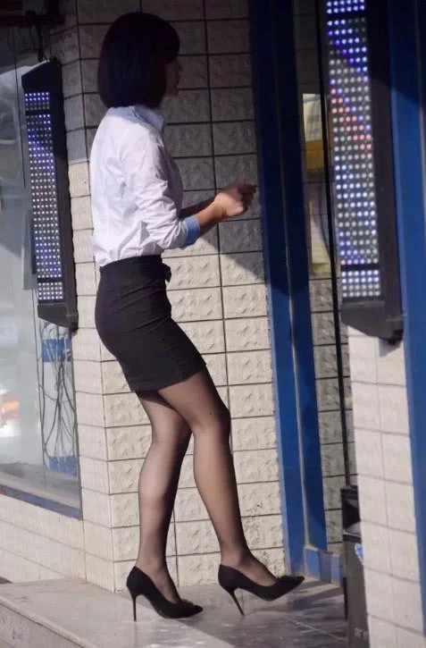 气质小姐姐看四下无人欢快的摆弄着自己的身体，黑色包臀裙突显完