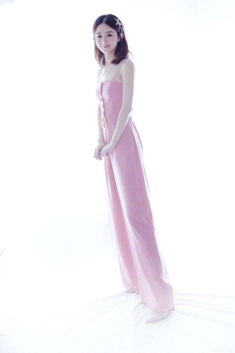 赵丽颖的腰太细，还好是吊带连体裤才不会往下掉，网友:更显腿长