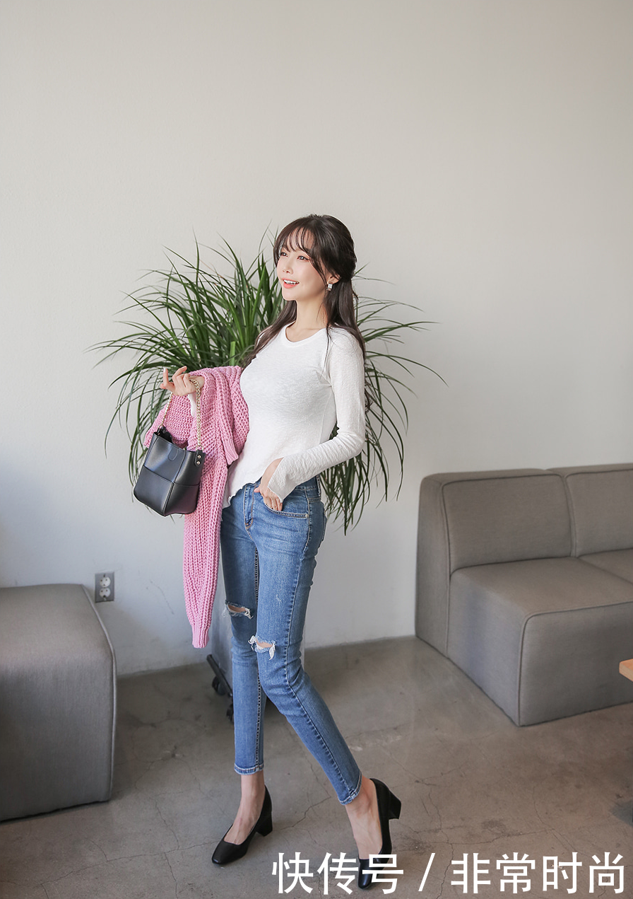 紧身牛仔裤小姐姐纤细腰身和迷人曲线，尽显时尚的韵味！