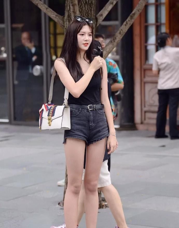  【设计】街拍:小姐姐一款颜色淡雅的连衣长裙,显得非常俏皮可爱