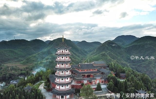 贵州这座建在山顶的寺庙，风景很美，平时一般都没有游客