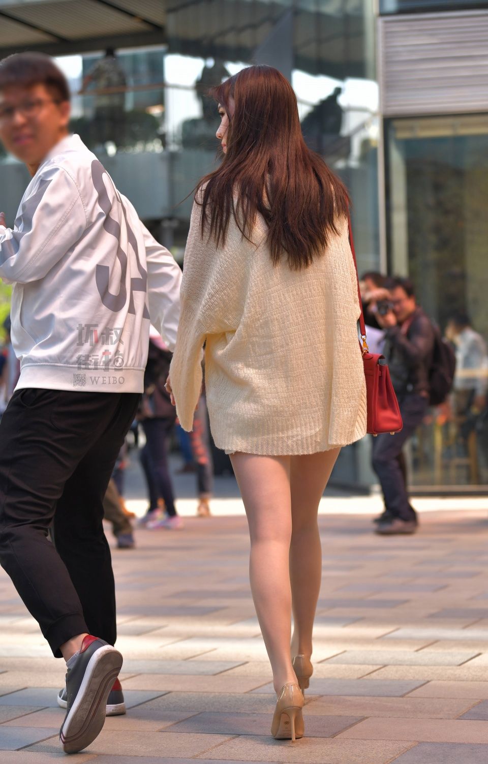 一点点街拍：时尚性感又漂亮的姐姐，看膝盖应该是个有故事的女人
