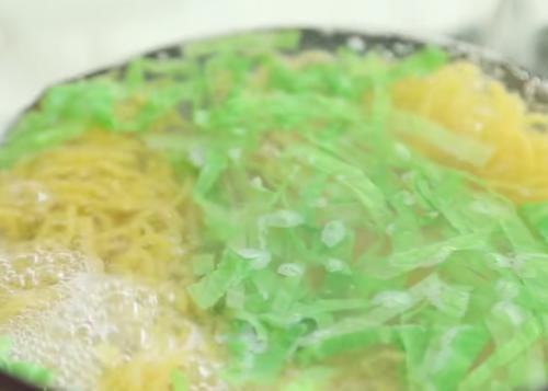  营养：简单美味的莲藕排骨面线，鲜香爽滑，好吃易吸收，宝宝的营养辅食