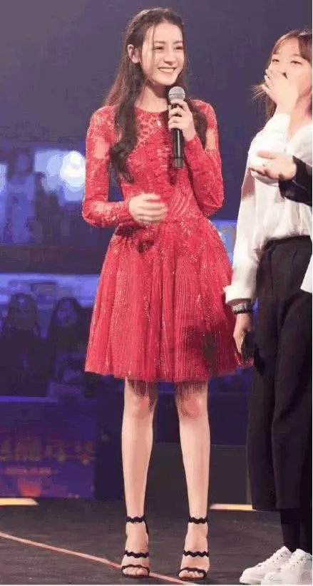 迪丽热巴难得露一次腿,却被鞋子抢镜了,网友:看着都热!