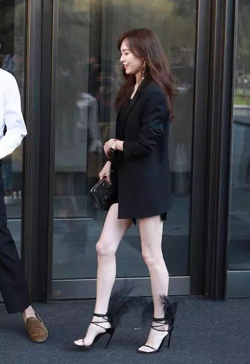 唐嫣一米七几还嫌矮，恨天高上插两根毛，超级显腿长!