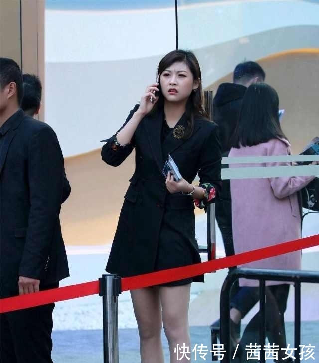 优雅:街拍:黑色的服装很显女性的优雅
