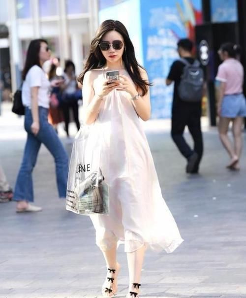 『青春活力』女神潮范儿美搭！时尚街拍：小姐姐一袭白色薄纱长裙，章显青春活力！