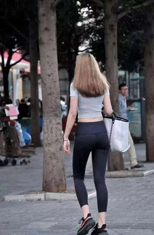 街拍：闰臀紧身裤美女，傲人身姿百态，贵妇感十足