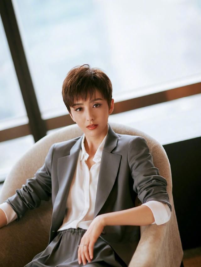 佟丽娅只是换了一款发型，气场十足，网友：这发型一般人驾驭不了