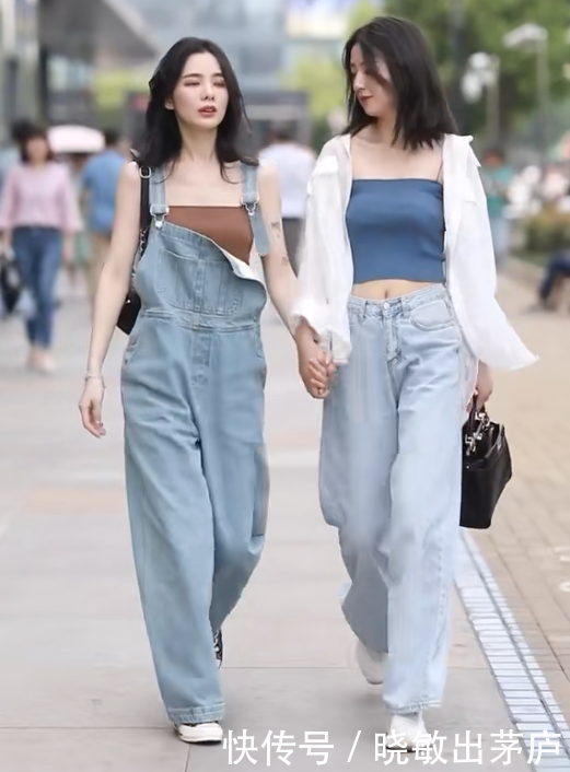 【 闺蜜】右边深棕”你能驾驭哪个穿搭，街头闺蜜搭！俩姐妹“左边深蓝