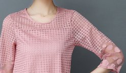 前凸后翘别藏着掖着!紧身T恤性感火辣，加上热裤勾勒迷人水蛇腰