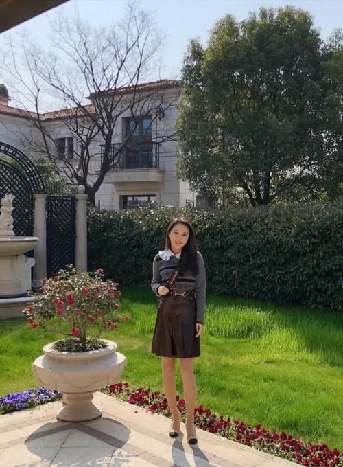 「奔四」奔四女人“装嫩”穿搭,简约时尚又减龄,时髦精致又有女人味