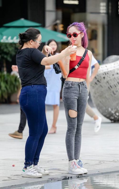 路人街拍，露背吊带小衫，把美背，蛮腰，长腿完美展现