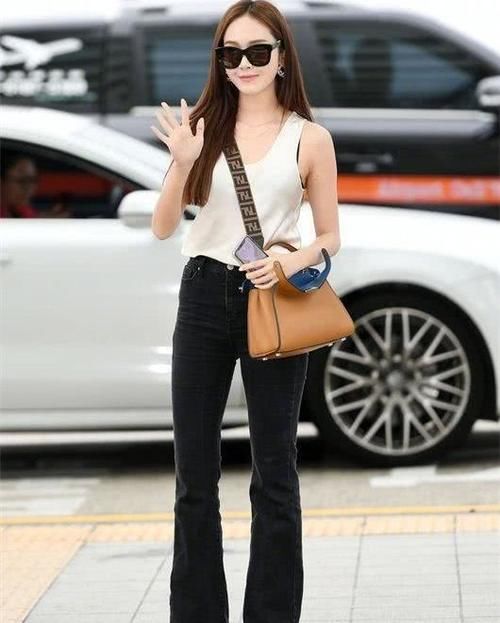 泫雅郑秀妍,同穿吊带背心,谁才是性感女王?网友:短裤赢了!