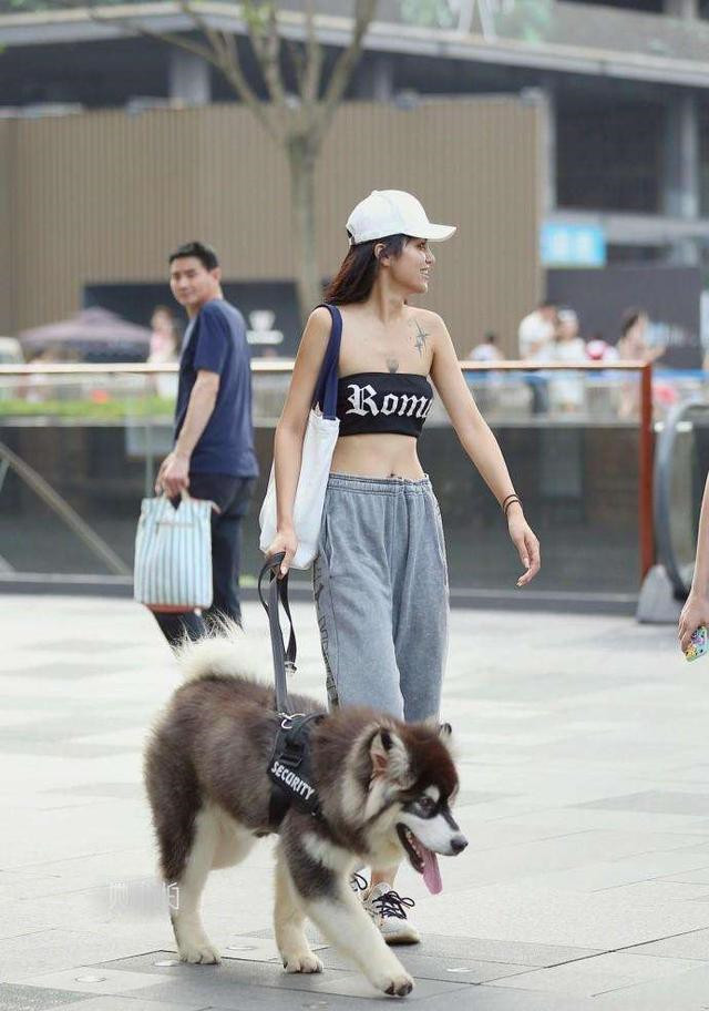 街拍：小姐姐吊带上衣搭配超短裤，凸显白皙肌肤，性感又迷人！