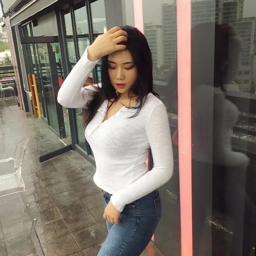 极具个性的牛仔裤美女，绽放青春活力，风格魅力独特！