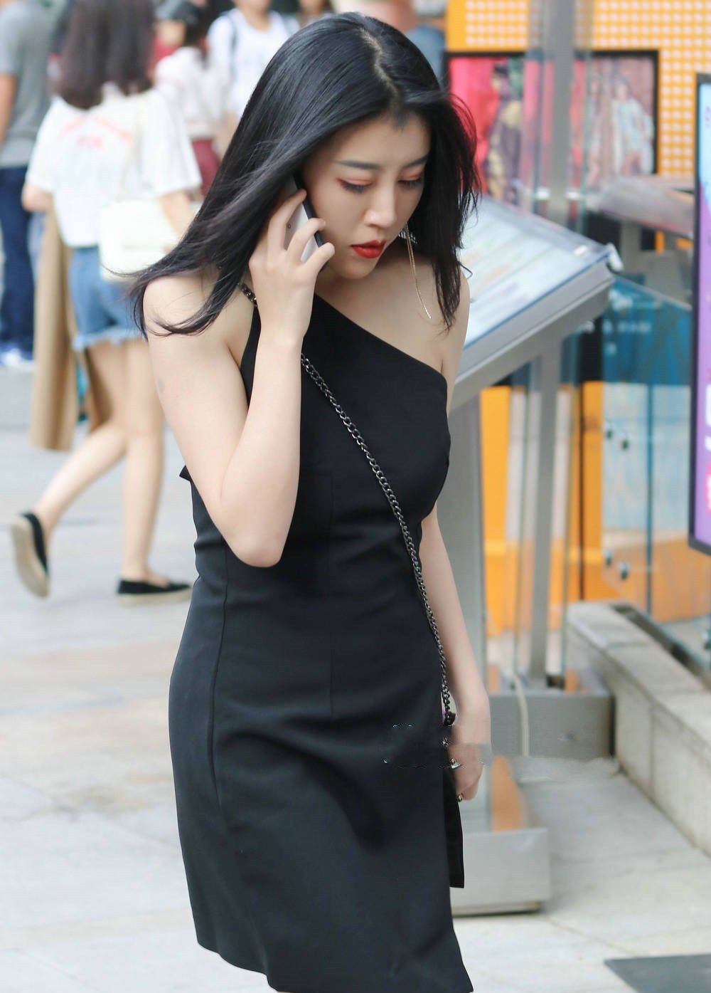 「连衣裙」美女穿黑色连衣裙搭配黑色高跟凉鞋,展现曼妙身姿,真是风情满满