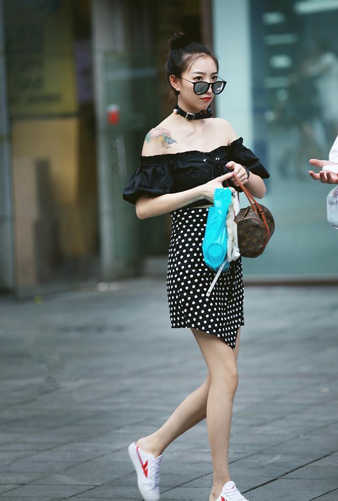 街拍：美女辣妈吊带薄纱裙美的不可方物，真少女秀出优雅高贵气质