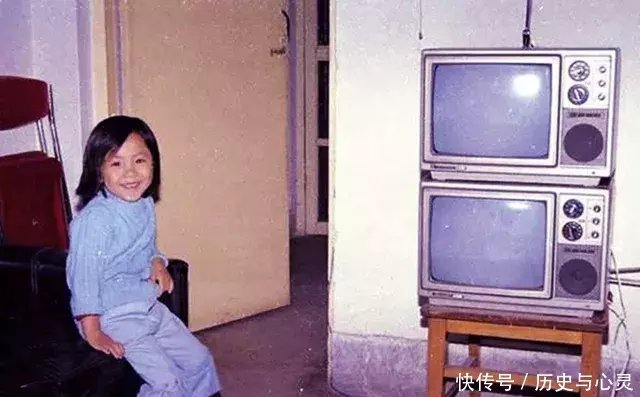 七十年代老照片大城市里也有些人开始像西方一样，穿着比较开放的