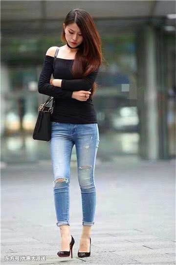 牛仔裤全方位完美修饰腿部线条，摇曳的身姿吸引太多人的目光