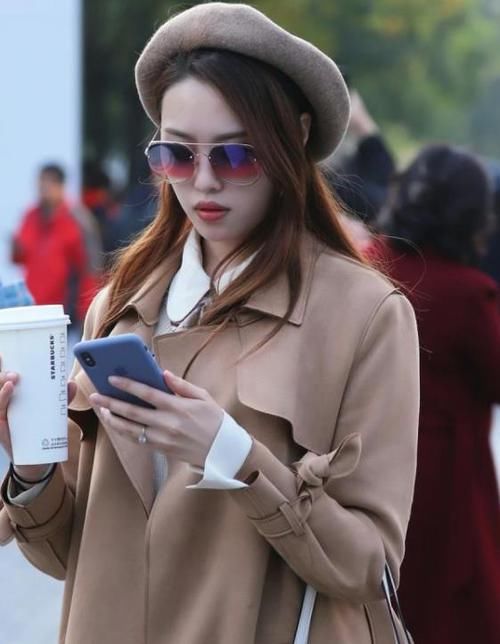  『气质』街拍：面带笑容的美女，一件米白色上衣配短裤，时尚魅力气质