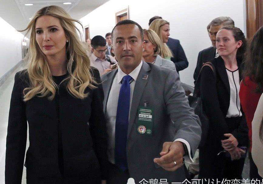 伊万卡穿黑西装拎香奈儿回家, 为躲邻居衣服没换就再次出门